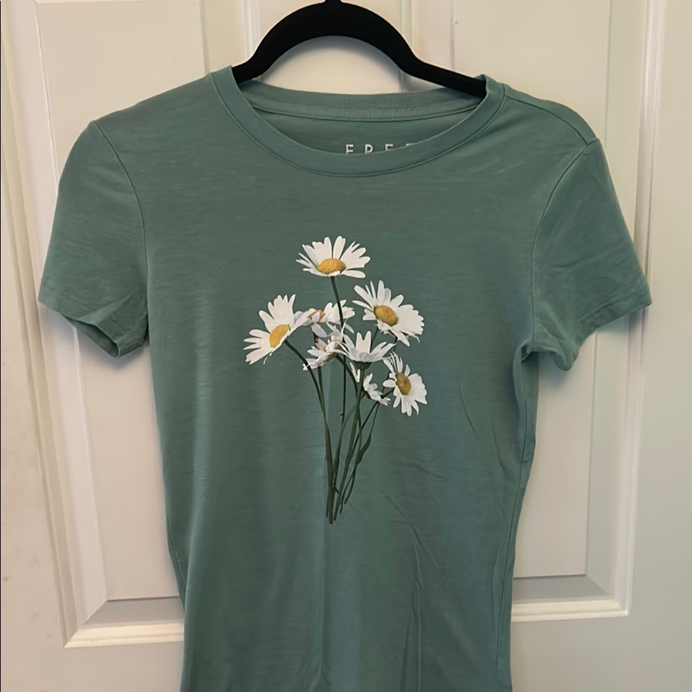 Green Fitted Short Sleeve Tee With Daisies